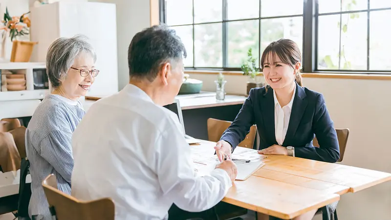 管理業務について打ち合わせをするグループ管理部門のスタッフ